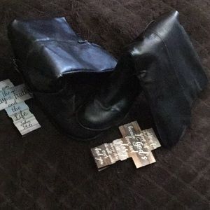 Women’s size 7 Arizona walking boot. NWOT. 👢